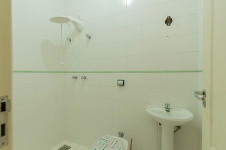 Casa de condomínio para alugar com 493m², 5 quartos e 6 vagasBanheiro de Serviço