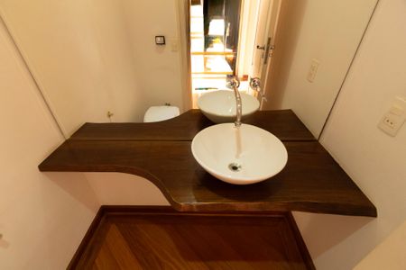 Casa de condomínio para alugar com 493m², 5 quartos e 6 vagasLavabo