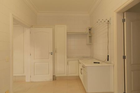 Casa de condomínio para alugar com 493m², 5 quartos e 6 vagasÁrea de Serviço