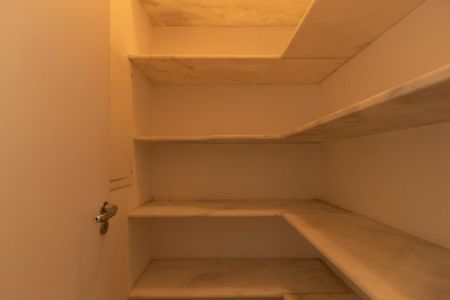 Casa de condomínio para alugar com 493m², 5 quartos e 6 vagasDespensa