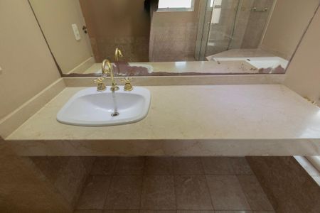 Casa de condomínio para alugar com 493m², 5 quartos e 6 vagasBanheiro Suíte 2