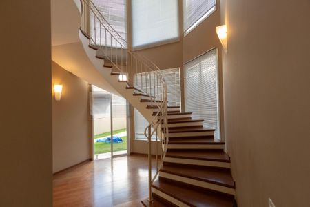 Casa de condomínio para alugar com 493m², 5 quartos e 6 vagasEscada Acesso Suítes Piso Superior