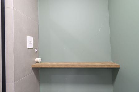 Banheiro de kitnet/studio para alugar com 1 quarto, 27m² em Auxiliadora, Porto Alegre