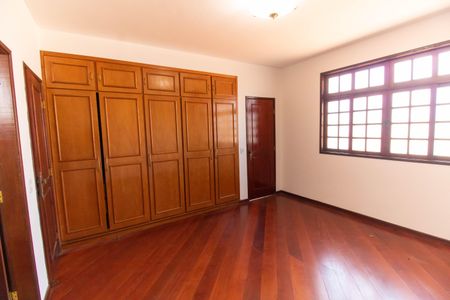 Casa à venda com 336m², 5 quartos e 4 vagasSuíte