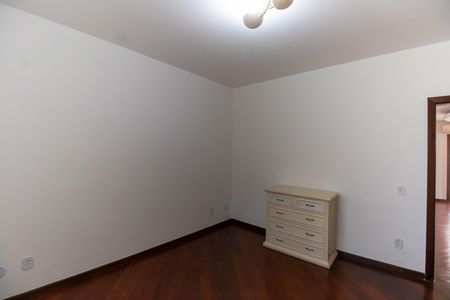 Casa à venda com 336m², 5 quartos e 4 vagasQuarto 2