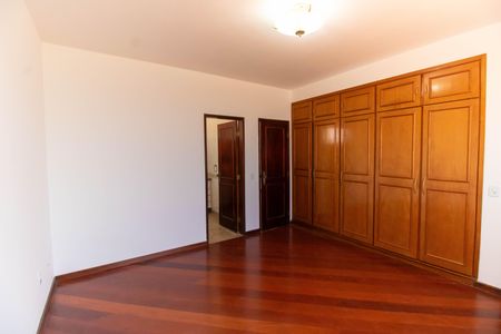 Casa à venda com 336m², 5 quartos e 4 vagasSuíte