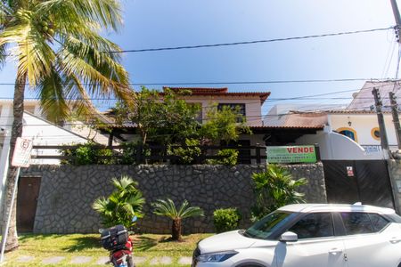 Casa à venda com 336m², 5 quartos e 4 vagasFachada