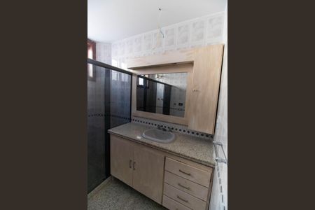 Casa à venda com 336m², 5 quartos e 4 vagasBanheiro 2