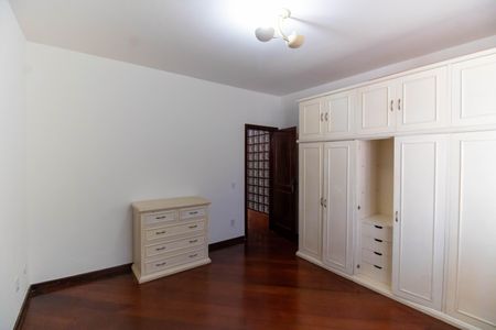 Casa à venda com 336m², 5 quartos e 4 vagasQuarto 2