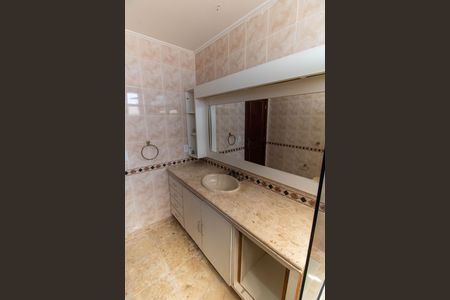 Casa à venda com 336m², 5 quartos e 4 vagasBanheiro 1