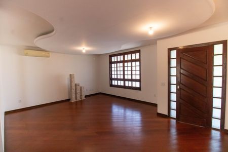 Casa à venda com 336m², 5 quartos e 4 vagasSala