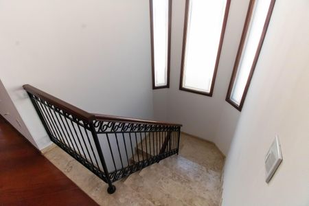 Casa à venda com 336m², 5 quartos e 4 vagasEscada