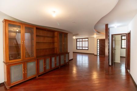 Casa à venda com 336m², 5 quartos e 4 vagasSala