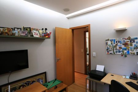 Apartamento à venda com 200m², 4 quartos e 3 vagas Apartamento à venda com 200m², 4 quartos e 3 vagasEscritório