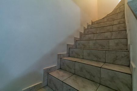 Casa à venda com 143m², 2 quartos e 2 vagasEscada