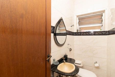 Casa à venda com 250m², 4 quartos e 2 vagas Casa à venda com 250m², 4 quartos e 2 vagasLavabo