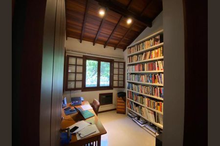 Casa à venda com 4 quartos, 295m² em Itaipu, Niterói