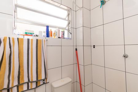 Banheiro de kitnet/studio para alugar com 1 quarto, 27m² em Liberdade, São Paulo