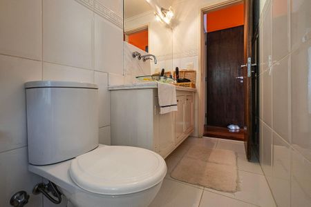 Apartamento à venda com 202m², 4 quartos e 3 vagas Apartamento à venda com 202m², 4 quartos e 3 vagasSuíte 1 - Banheiro