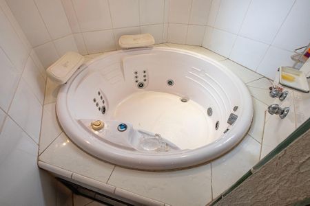 Apartamento à venda com 202m², 4 quartos e 3 vagas Apartamento à venda com 202m², 4 quartos e 3 vagasSuíte 1 - Banheiro