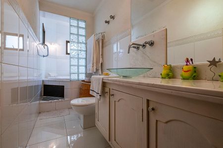 Apartamento à venda com 202m², 4 quartos e 3 vagas Apartamento à venda com 202m², 4 quartos e 3 vagasSuíte 1 - Banheiro