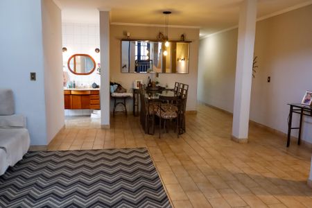 Casa para alugar com 320m², 3 quartos e 6 vagas Casa para alugar com 320m², 3 quartos e 6 vagasSala