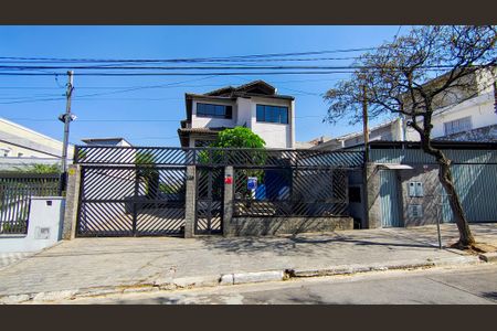 Casa para alugar com 320m², 3 quartos e 6 vagas Casa para alugar com 320m², 3 quartos e 6 vagasFachada