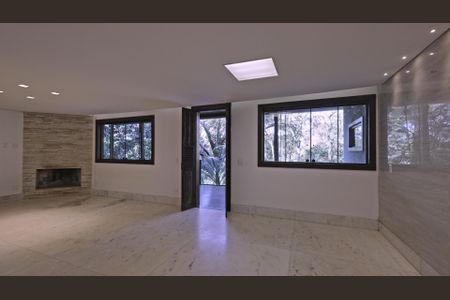 Casa de condomínio à venda com 358m², 3 quartos e 2 vagasSala