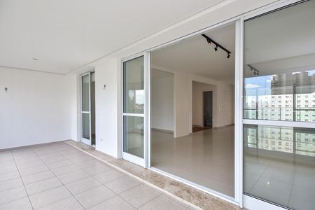 Apartamento à venda com 213m², 3 quartos e 4 vagasVaranda 2