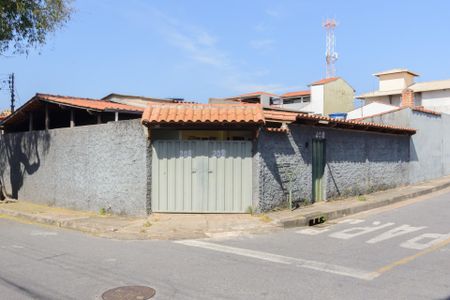 Casa à venda com 213m², 3 quartos e 4 vagas Casa à venda com 213m², 3 quartos e 4 vagasFachada