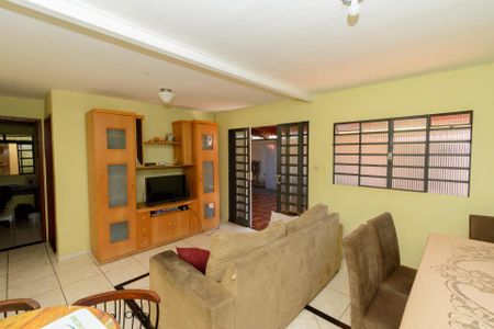 Casa à venda com 213m², 3 quartos e 4 vagas Casa à venda com 213m², 3 quartos e 4 vagasSala