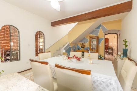 Casa à venda com 198m², 3 quartos e 2 vagasSala