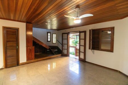 Sala de casa de condomínio para alugar com 3 quartos, 150m² em Itaipu, Niterói