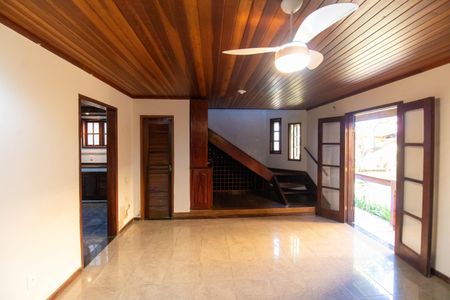 Sala de casa de condomínio para alugar com 3 quartos, 150m² em Itaipu, Niterói
