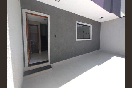 Casa à venda com 80m², 2 quartos e 2 vagas Casa à venda com 80m², 2 quartos e 2 vagasEntrada
