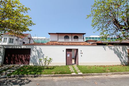 Casa de condomínio à venda com 750m², 6 quartos e 6 vagas Casa de condomínio à venda com 750m², 6 quartos e 6 vagasFachada