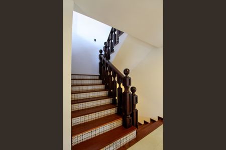 Casa de condomínio à venda com 750m², 6 quartos e 6 vagas Casa de condomínio à venda com 750m², 6 quartos e 6 vagasEscada