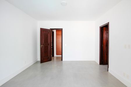 Casa de condomínio à venda com 750m², 6 quartos e 6 vagas Casa de condomínio à venda com 750m², 6 quartos e 6 vagasSuíte 3