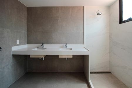 Casa de condomínio à venda com 750m², 6 quartos e 6 vagas Casa de condomínio à venda com 750m², 6 quartos e 6 vagasBanheiro da Suíte 4