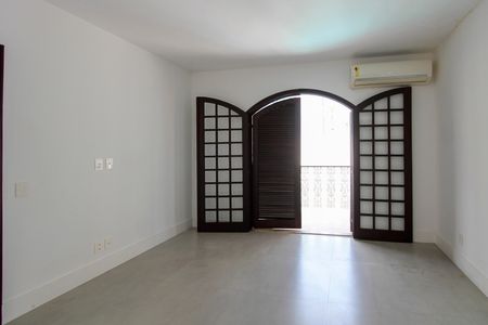 Casa de condomínio à venda com 750m², 6 quartos e 6 vagas Casa de condomínio à venda com 750m², 6 quartos e 6 vagasSuíte 3