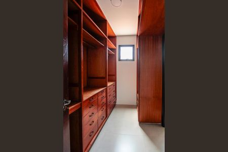 Casa de condomínio à venda com 750m², 6 quartos e 6 vagas Casa de condomínio à venda com 750m², 6 quartos e 6 vagasCloset Suíte 3