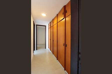 Casa de condomínio à venda com 750m², 6 quartos e 6 vagas Casa de condomínio à venda com 750m², 6 quartos e 6 vagasCorredor com armários