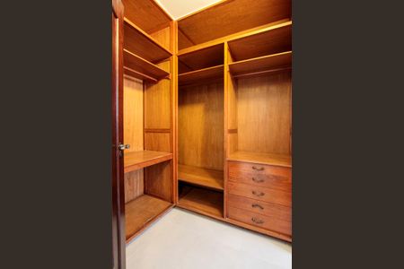 Casa de condomínio à venda com 750m², 6 quartos e 6 vagas Casa de condomínio à venda com 750m², 6 quartos e 6 vagasCloset Suíte 1