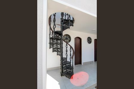 Casa de condomínio à venda com 750m², 6 quartos e 6 vagas Casa de condomínio à venda com 750m², 6 quartos e 6 vagasEscada quarto de hospedes