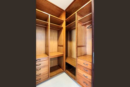 Casa de condomínio à venda com 750m², 6 quartos e 6 vagas Casa de condomínio à venda com 750m², 6 quartos e 6 vagasCloset Suíte 2