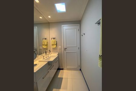 Apartamento à venda com 385m², 4 quartos e 5 vagasBanheiro da Suíte 4