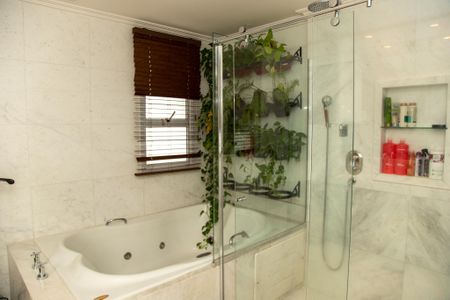 Apartamento à venda com 385m², 4 quartos e 5 vagasBanheiro da Suíte