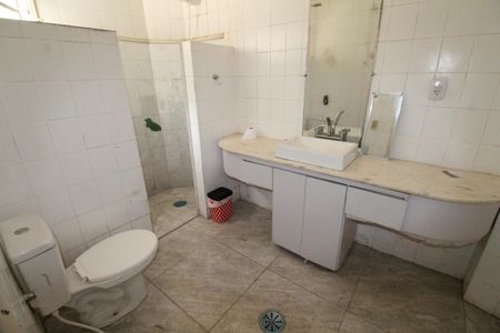 Casa para alugar com 630m², 4 quartos e 5 vagasBanheiro da Suíte 1