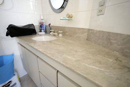 Apartamento à venda com 180m², 3 quartos e 3 vagas Apartamento à venda com 180m², 3 quartos e 3 vagasBanheiro Suíte 1