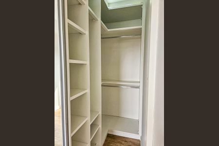 Apartamento à venda com 53m², 2 quartos e 1 vaga Apartamento à venda com 53m², 2 quartos e 1 vagaCloset da suíte